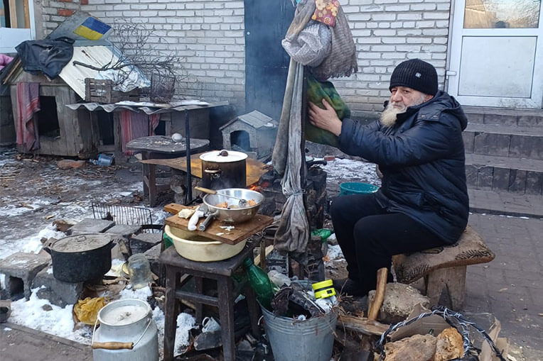 This Ukrainian man makes soup for himself and others who are hiding out in the red zone.
