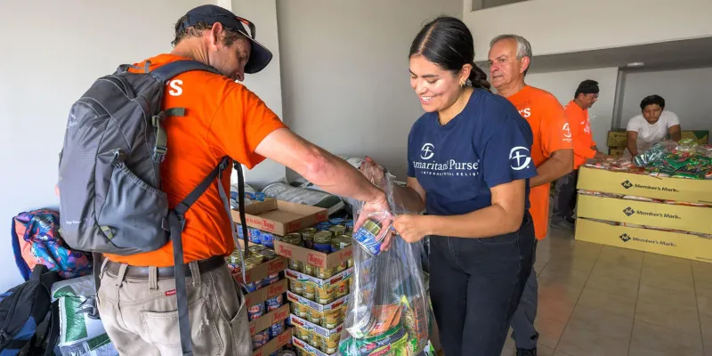 Samaritan’s Purse North American Ministries and Disaster Assistance Response Teams work together to distribute food to hurricane survivors in Acapulco. 